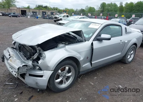 2005 Ford Mustang V6 Deluxe/V6 Premium z USA, uszkodzony, nr VIN 1ZVHT80N655222814